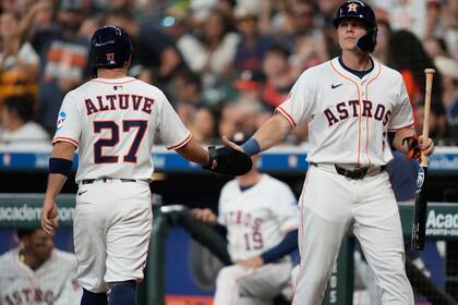 Altuve abandona juego de Astros contra Rojos en la 3ª entrada por molestia en el muslo derecho