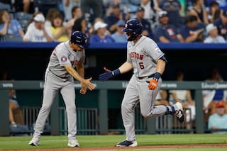 Altuve empata con un jonrón en la octava y los Astros ganan 8-7 tras un error de los Reales