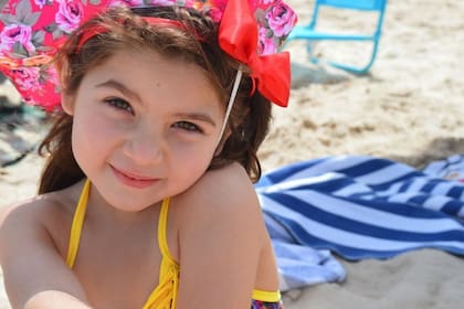 Alum tiene 7 años, su padre la secuestró hace ocho meses y su madre la busca con desesperación