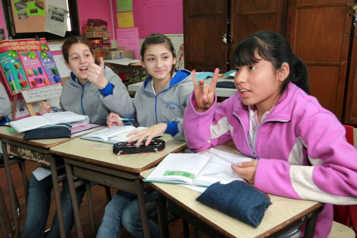 Alumnas adolescentes de la escuela especial para sordos N° 29 Osvaldo Magnasco