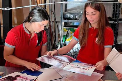 Alumnas cordobesas hallaron 5 mil dólares en un libro donado