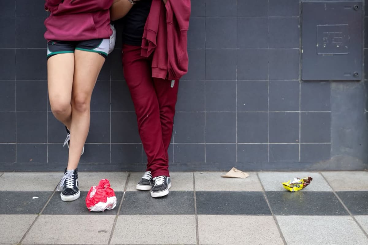 Alumnas del Colegio Modelo de Lomas de Zamora protestaron ayer porque algunos compañeros suyos modificaron con IA imágenes, las desnudaron y las publicaron en redes