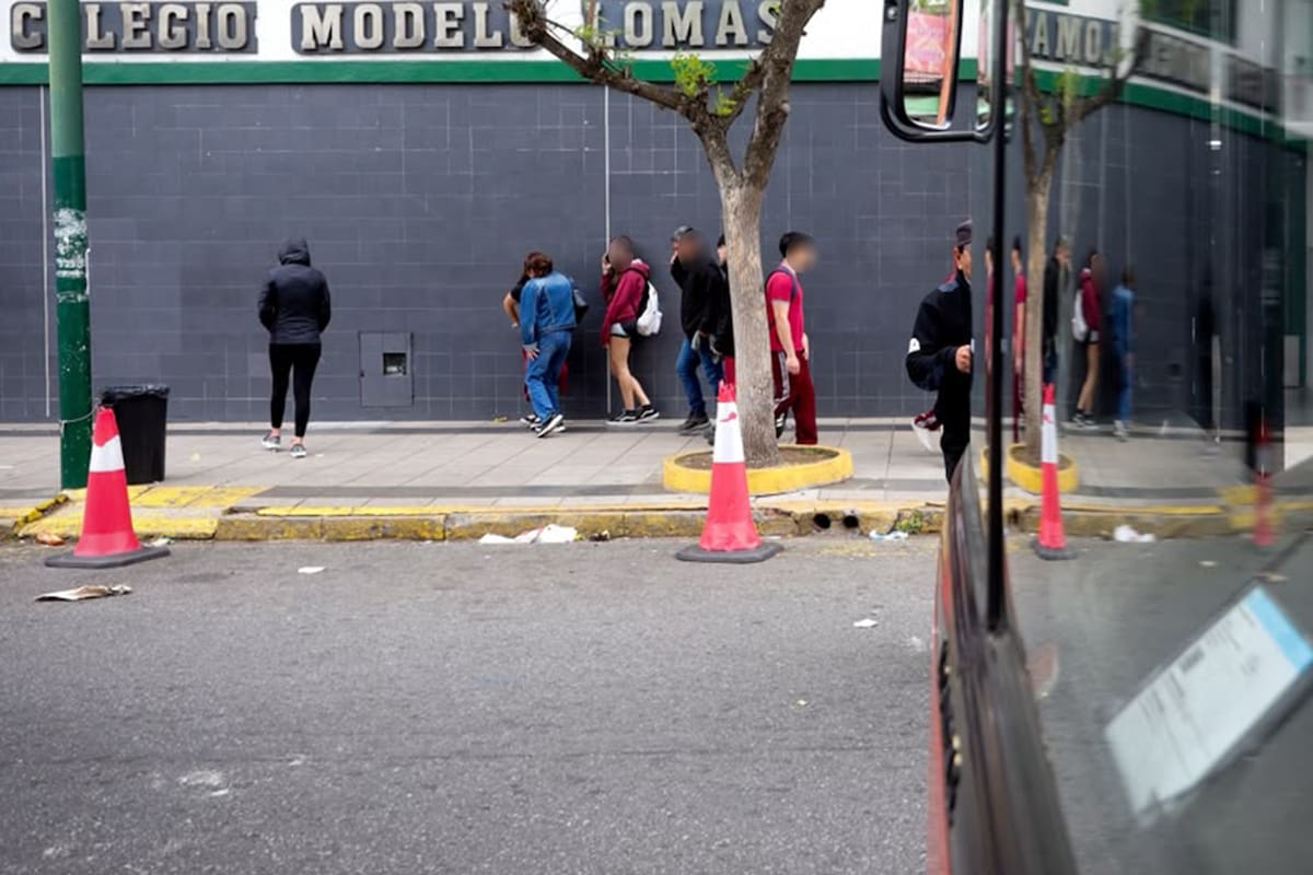 Alumnas del Colegio Modelo Lomas relataron a LA NACION el impacto que tuvo la difusión de imágenes sexuales falsas generadas con IA