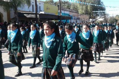 Alumnas y alumnos desfilaron, según fuentes "de improvisto" por el festejo del 9 de Julio con un pañuelo celeste "a favor de las dos vidas".