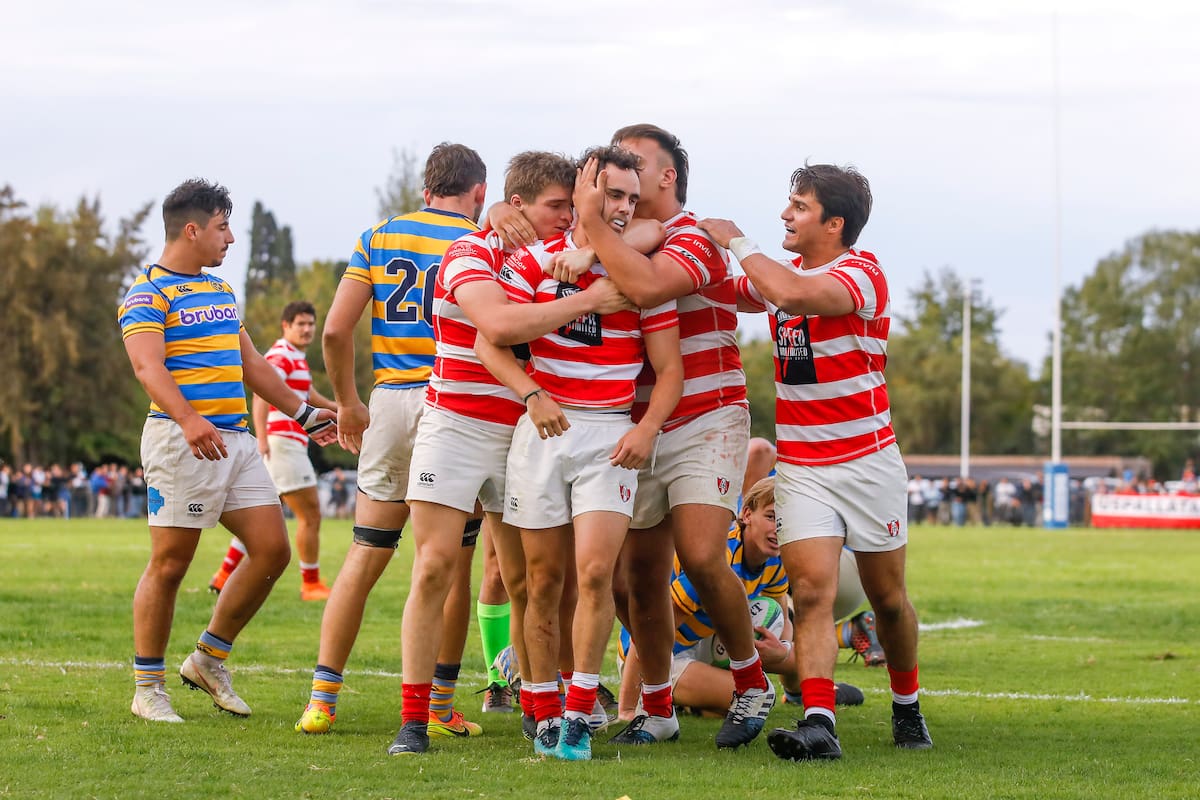 Alumni celebra un try en su cancha, donde en los papeles fue visitante de Hindú; ganó con un penal de Bautista Canzani en la acción final del partido de la fecha 3 del Top 12 de URBA.