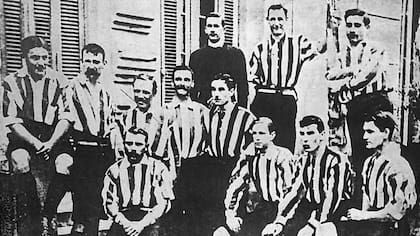 Alumni, el primer club del fútbol argentino, eligió los colores blanco y colorado por el primer partido que se eligió