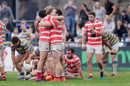 Alumni ganó por 3 tantos, pero lo que hizo importante la victoria fue el calibre del adversario: Hindú, el campeón de Buenos Aires.