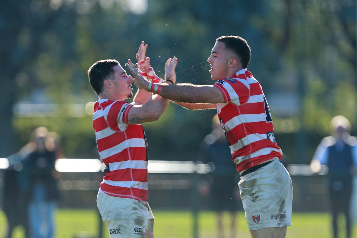 Alumni venció al SIC y sigue expectante en el Top 14 de la URBA; el festejo de Rocco Testoni y Ramón Fuentes en Tortuguitas