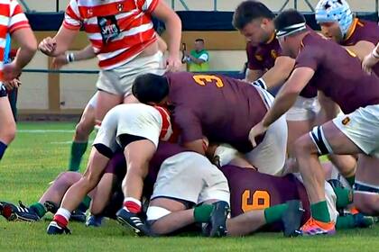 Alumni y Newman, durante la semifinal; tras la victoria del equipo de Tortuguitas hubo incidentes en la salida del árbitro