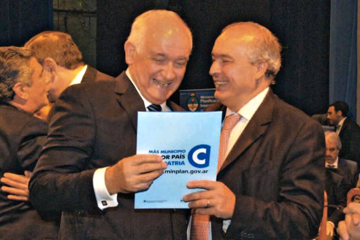 Alumno y profesor: Osvaldo Morelli y José López tras la firma del acuerdo para hacer la terminal en Concepción