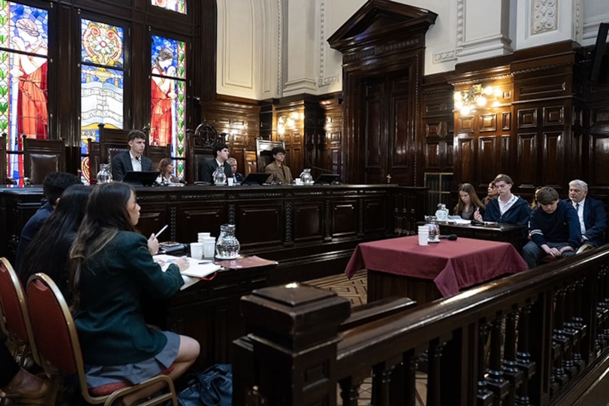 Alumnos asumieron roles judiciales como parte del programa "La Justicia va a la Escuela"