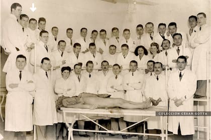 Alumnos de Anatomía del profesor Juan José Cirio. En la fila superior, el tercero desde la izquierda, es Ernesto Guevara de la Serna, el Che. 1947.