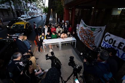Alumnos de colegios tomados en la ciudad de Buenos Aires dando una conferencia de prensa en la calle
