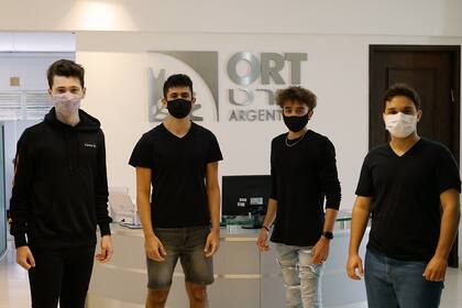 Alexander Bodner, Joaquín Chamo, Franco Rodríguez Viau y Ulises López Pacholczak afirman que desde su app se puede acceder a imágenes de incendios a los 10 minutos de detectado por los satélites