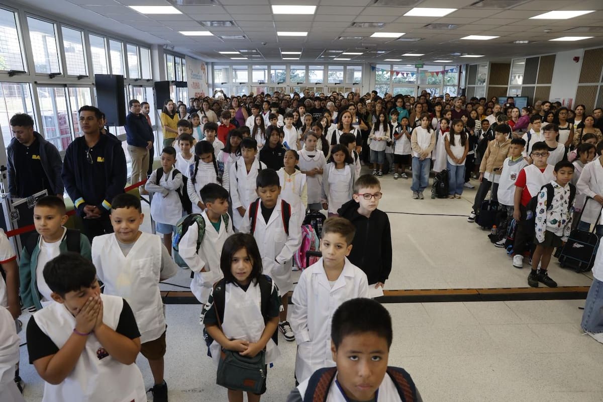 Alumnos de la Escuela Estación Buenos Aires participan del acto de inicio del ciclo lectivo 2026 en el edificio inaugurado en Barracas