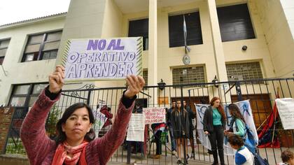 Alumnos de la Escuela Normal Antonio Mentruyt (ENAM) de Banfield, que desde ayer tomaron el establecimiento en rechazo al Operativo Aprender, confirmaron que continuarán con la medida al menos hasta el jueves para garantizar ''''''''que no pueda tomarse el examen''''''''