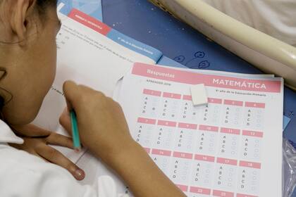 Alumnos de la Escuela Normal Nacional Juan Bautista Alberdi de Tucumán tomando el examen Aprender 2016