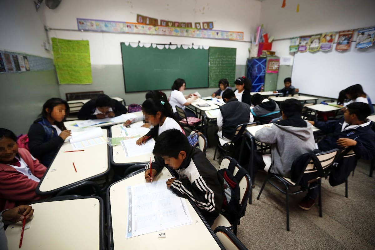 alumnos de la escuela nro 4 de florencio varela realizando las pruebas aprender 2017