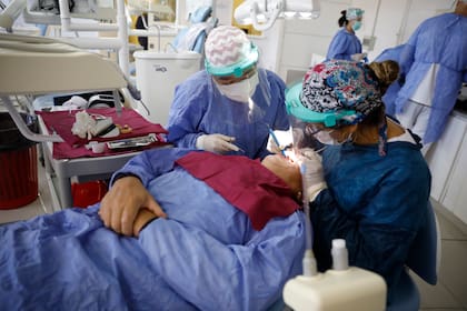 Alumnos de la Facultad de Odontología de la UBA ya realizan sus prácticas, con protocolos para evitar contagios de Covid