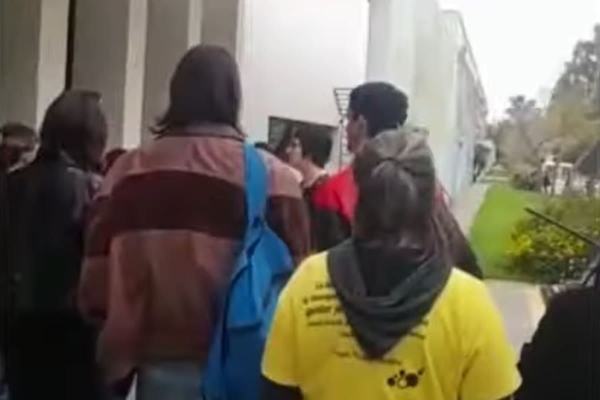Alumnos de la Universidad Nacional de La Plata, tras el episodio