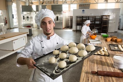 Alumnos de panadería en la Plaza de Artes y Oficios, un espacio de formación profesional para que jóvenes y adultos pueden capacitarse.