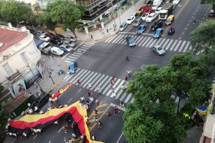 Alumnos de quinto año cortan Juramento y Libertador para festejar el Último Primer Día