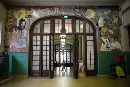Alumnos de una Escuela de Arte de La Boca plasmaron este mural con algunos de los ilustres que transitaron la institución.