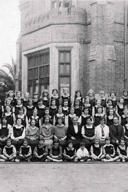 Alumnos del Barker College frente al Barker Memorial Hall, Lomas de Zamora. 1924.