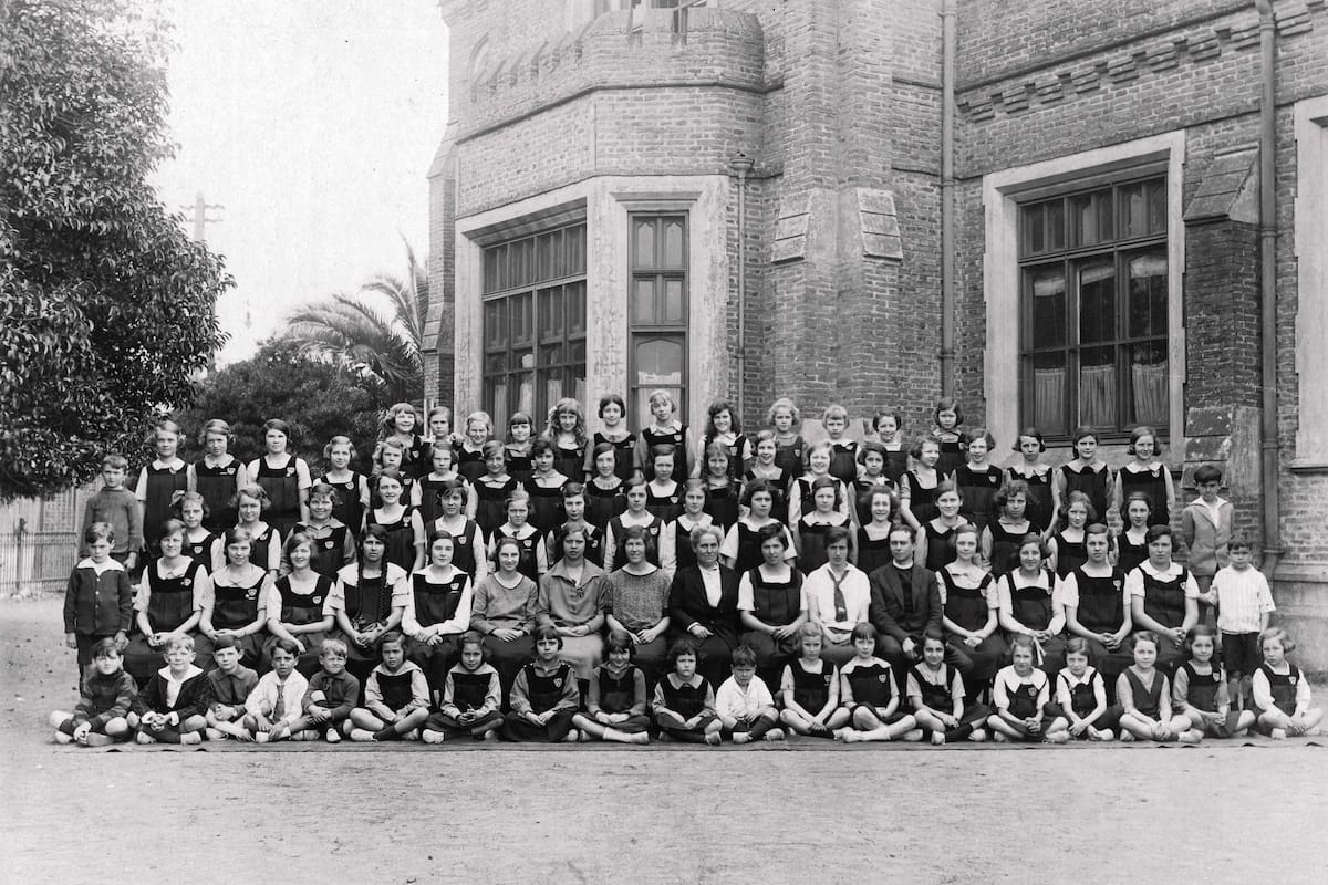 Alumnos del Barker College frente al Barker Memorial Hall, Lomas de Zamora. 1924.
