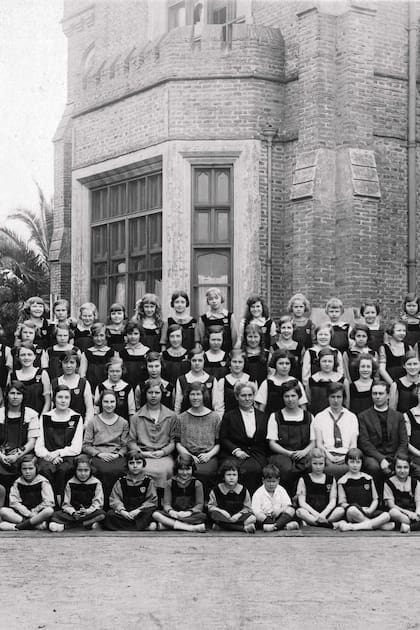 Alumnos del Barker College frente al Barker Memorial Hall, Lomas de Zamora. 1924.