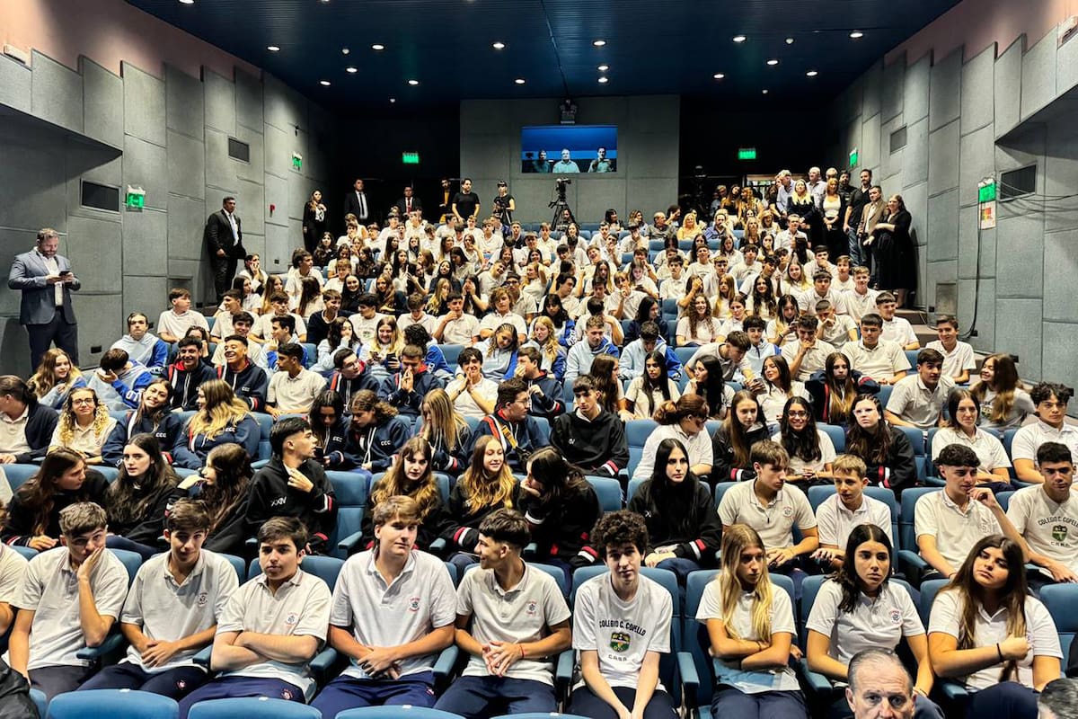 Alumnos del colegio Cardenal Copello escuchan al presidente Milei en la inauguración del ciclo lectivo