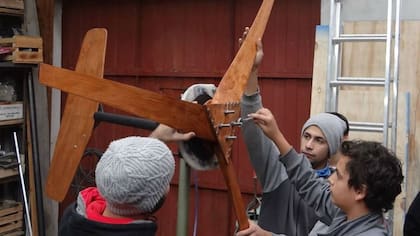 Alumnos del Colegio Don Bosco ensamblando un aerogenerador en el Centro Atómico Bariloche
