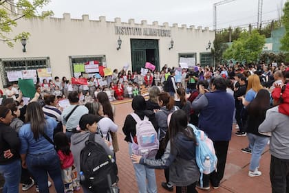 Alumnos del Instituto Almafuerte participaron de una protesta frente al establecimiento para reclamar por la continuidad de la actividad educativa