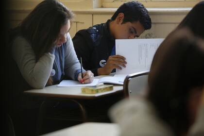 Alumnos durante las pruebas PISA en un colegio de la ciudad de Buenos Aires