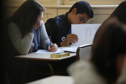 Alumnos durante las pruebas PISA en el colegio Bernardino Rivadavia