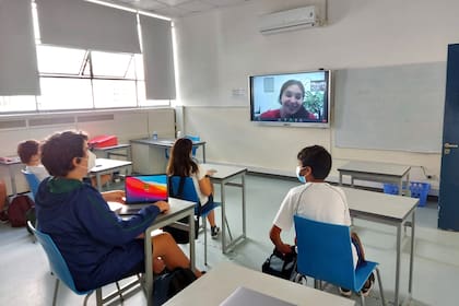 Alumnos en el aula de manera presencial y remota en simultáneo, en el colegio Northlands