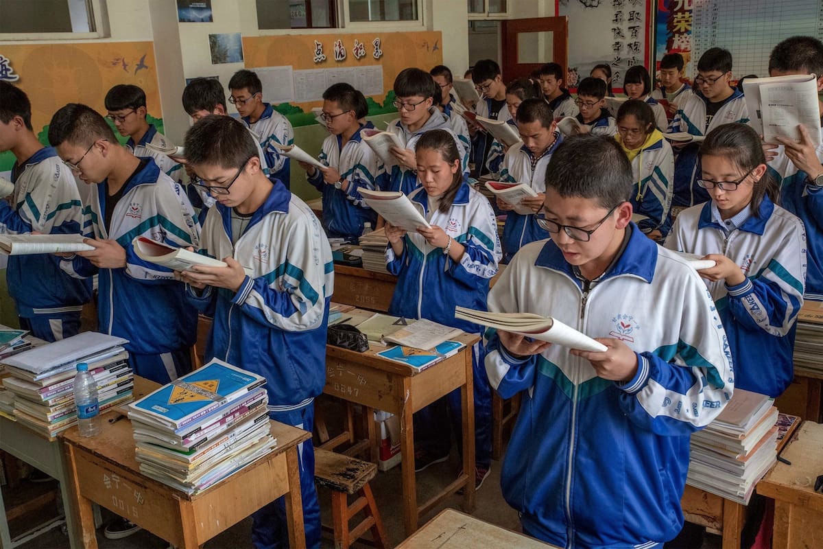 Alumnos leen en voz alta para memorizar textos, práctica con que se inicia un nuevo días de clases