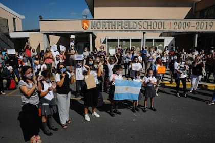 Alumnos, padres, docentes y directivos compartieron al aire libre un aplauso para cerrar por 15 días la presencialidad en el Northfield School, de Escobar