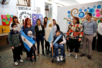 Alumnos, padres y autoridades de la escuela domiciliaria durante el festejo