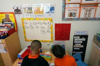 Gobierno de Trump propone reducir estándares de programa educativo que ayuda a niños pobres