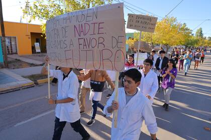Alumnos participaron de la marcha por la educación pública en El Barreal, San Juan