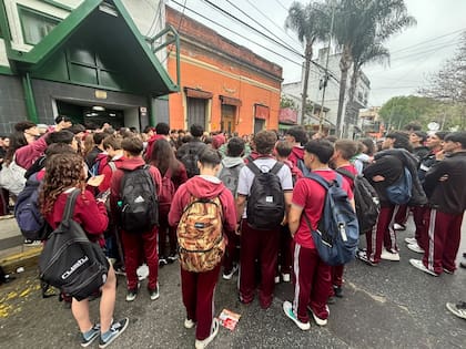 Alumnos permanecieron fuera de las aulas y exigieron medidas concretas frente a un caso que generó conmoción en la comunidad educativa