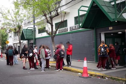Alumnos y familias se concentraron frente al Colegio Modelo Lomas para reclamar respuestas tras la denuncia por imágenes manipuladas con inteligencia artificial