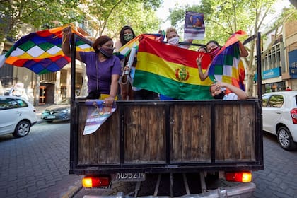 Alusiones a las elecciones en Bolivia durante la caravana por el Día de la Lealtad en la capital mendocina