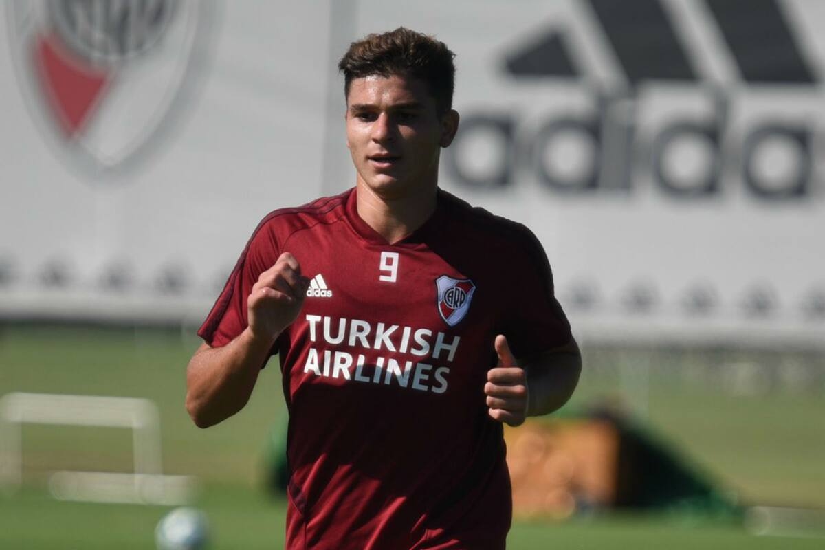 Álvarez anotó dos goles y brindó una asistencia en los dos partidos de River tras el regreso