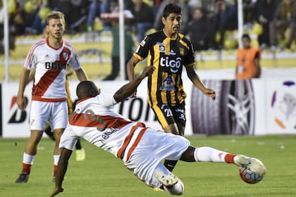 Álvarez Balanta defiende ante el ataque de Castro