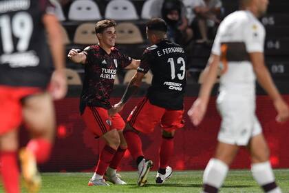 Alvarez celebra con Enzo Fernández su gol a Platense