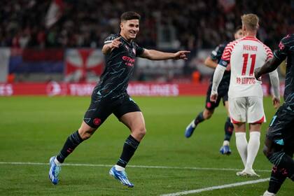 Álvarez celebra su gol, el segundo de Manchester City, que abrió la puerta a la victoria del equipo inglés en Leipzig