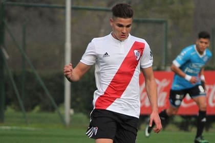 Alvarez con la camiseta de River: llegó en 2016 y es goleador de las inferiores