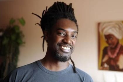 Álvarez cuenta como en su vida diaria experimenta lo que describe como un proceso de "extranjerización"